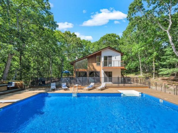 Luxury Hamptons 3 Bedroom Home Walk to Beach