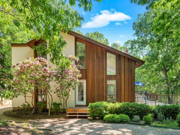 Luxury Hamptons 3 Bedroom Home Walk to Beach