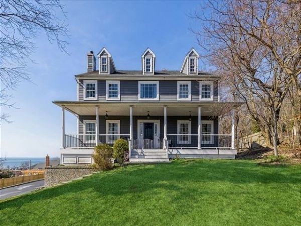 Gorgeous 6 Bedroom Home Walk to Beach Sleeps 10