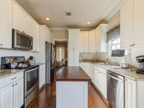 Gorgeous 6 Bedroom Home Walk to Beach Sleeps 10