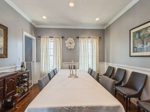 Gorgeous 6 Bedroom Home Walk to Beach Sleeps 10