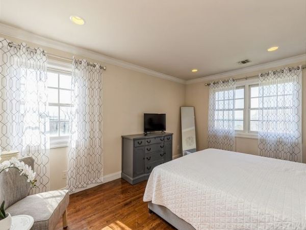 Gorgeous 6 Bedroom Home Walk to Beach Sleeps 10