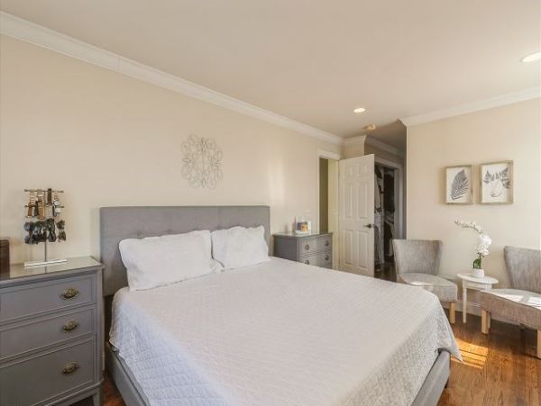 Gorgeous 6 Bedroom Home Walk to Beach Sleeps 10