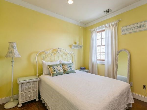 Gorgeous 6 Bedroom Home Walk to Beach Sleeps 10