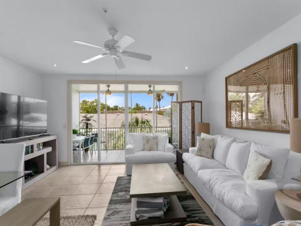Lovely 3 Bedroom Townhouse Walk to Beach