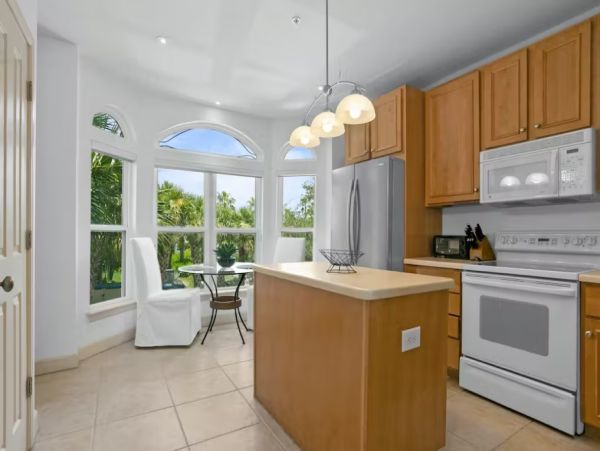 Lovely 3 Bedroom Townhouse Walk to Beach