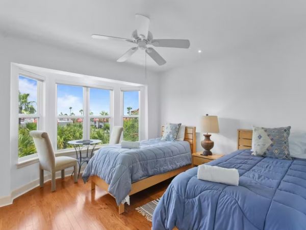 Lovely 3 Bedroom Townhouse Walk to Beach