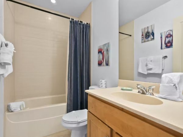 Lovely 3 Bedroom Townhouse Walk to Beach