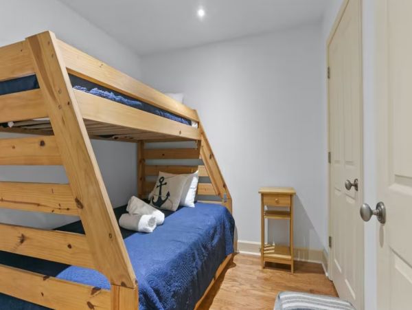 Lovely 3 Bedroom Townhouse Walk to Beach
