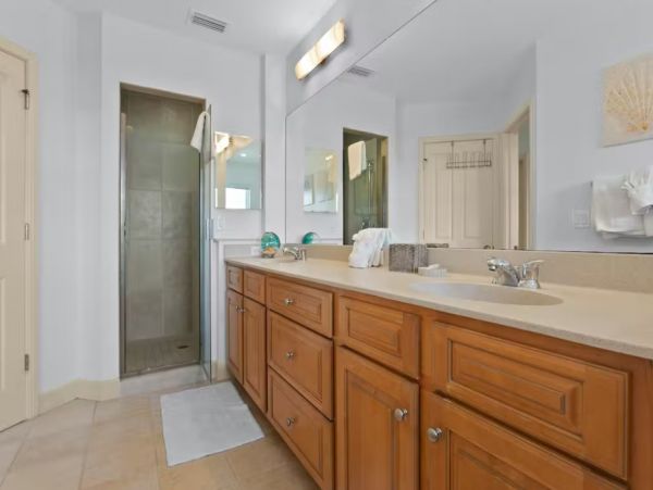 Lovely 3 Bedroom Townhouse Walk to Beach