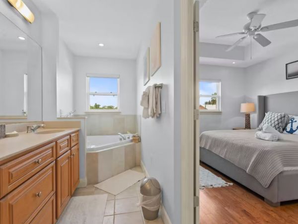 Lovely 3 Bedroom Townhouse Walk to Beach