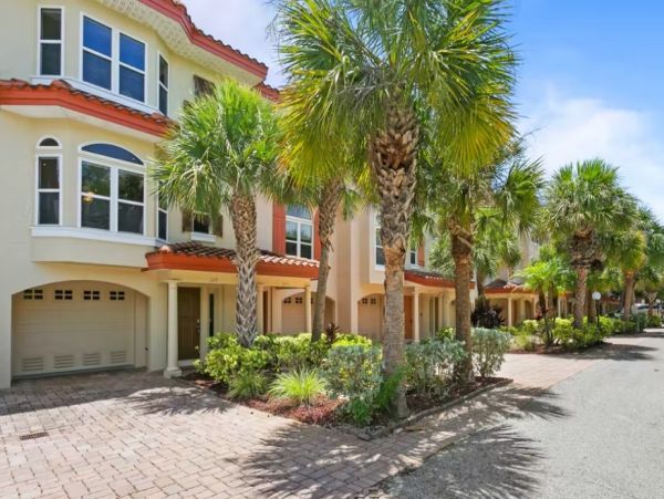 Lovely 3 Bedroom Townhouse Walk to Beach