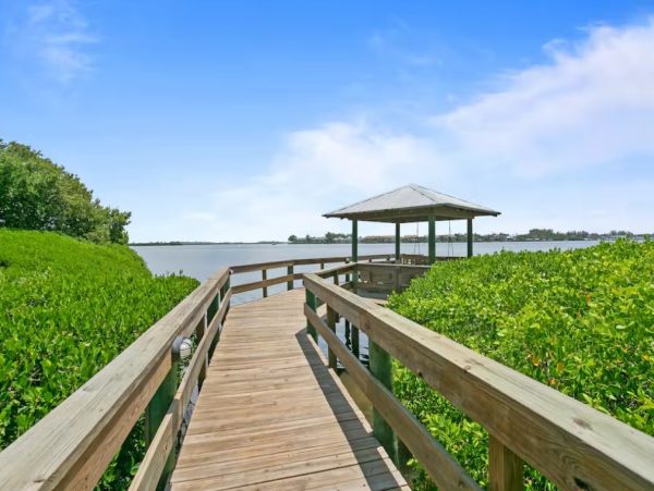 Lovely 3 Bedroom Townhouse Walk to Beach