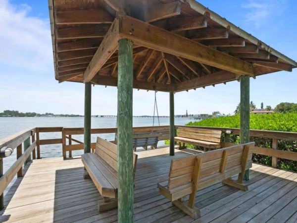 Lovely 3 Bedroom Townhouse Walk to Beach