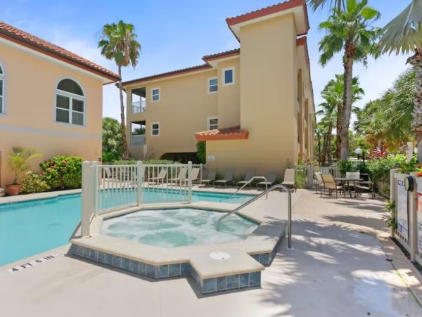 Lovely 3 Bedroom Townhouse Walk to Beach