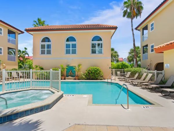 Lovely 3 Bedroom Townhouse Walk to Beach