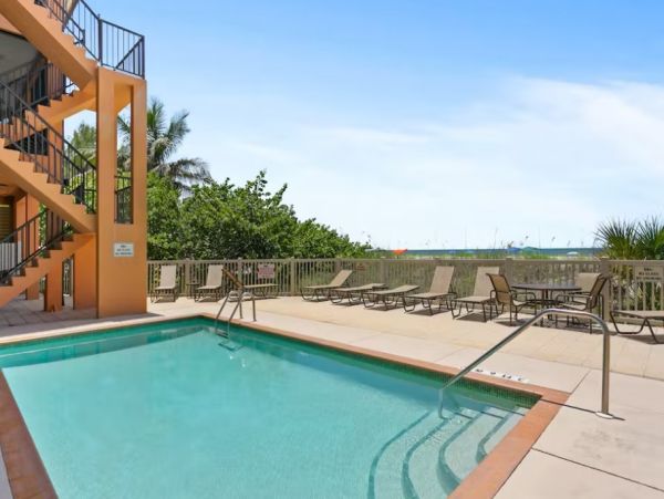 Lovely 3 Bedroom Townhouse Walk to Beach