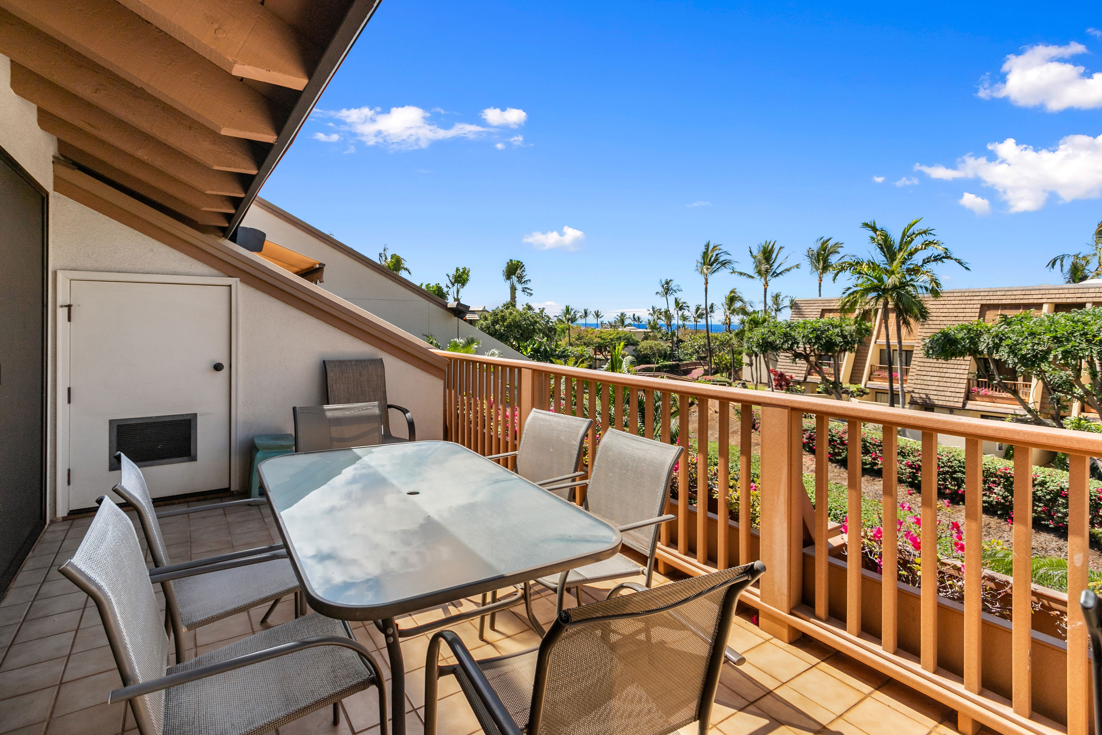Kihei Vacation Condo Two Bedroom Walk to Beach