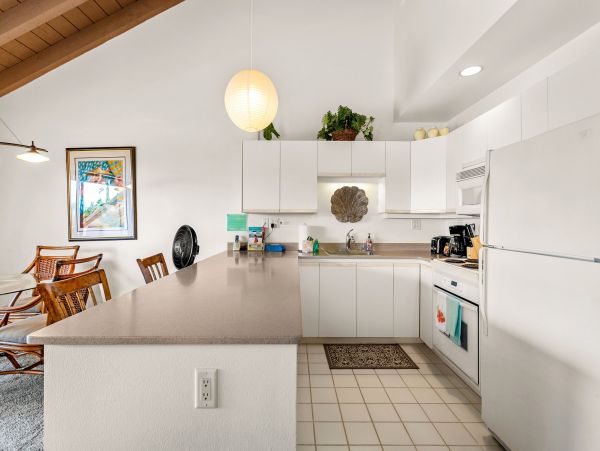 Kihei Vacation Condo Two Bedroom Walk to Beach