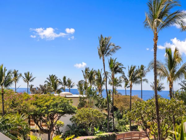 Kihei Vacation Condo Two Bedroom Walk to Beach