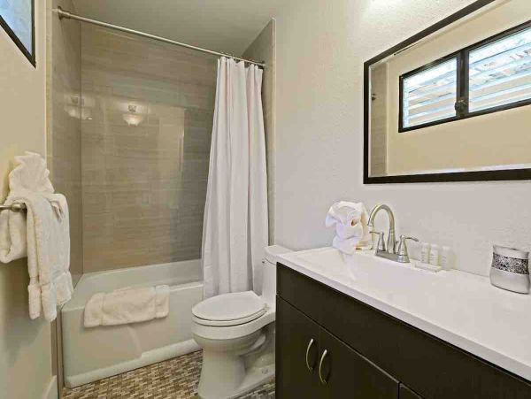 Three Luxurious Suites with 6 Bedrooms & Great Location