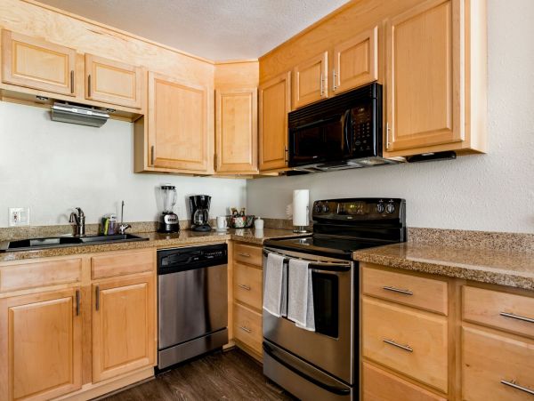 Three Luxurious Suites with 6 Bedrooms & Great Location