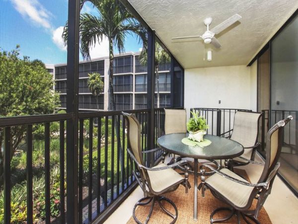 Three Bedroom Beach Condo in Sanibel Sleeps 6 Guests