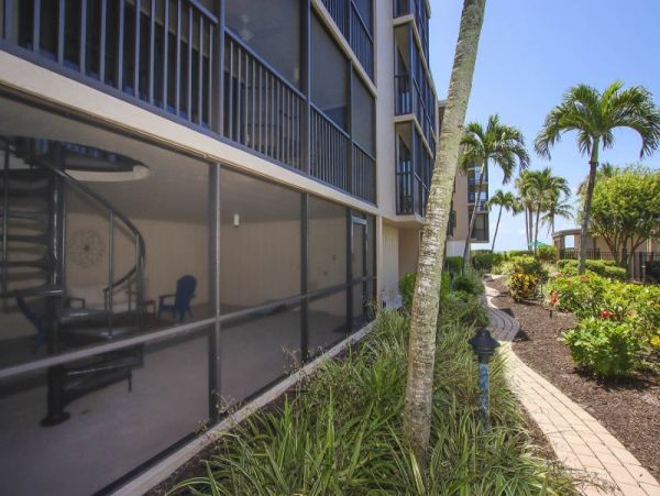 Three Bedroom Beach Condo in Sanibel Sleeps 6 Guests