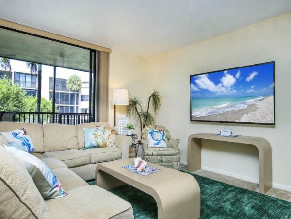 Three Bedroom Beach Condo in Sanibel Sleeps 6 Guests