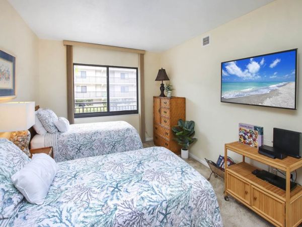 Three Bedroom Beach Condo in Sanibel Sleeps 6 Guests