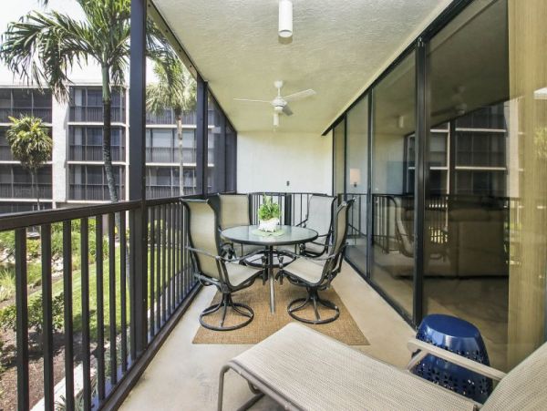 Three Bedroom Beach Condo in Sanibel Sleeps 6 Guests