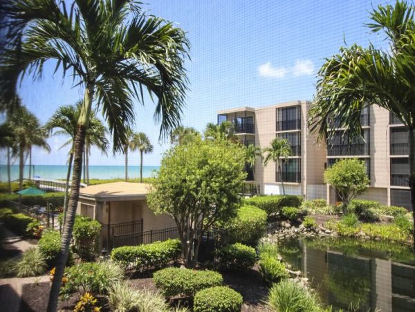 Three Bedroom Beach Condo in Sanibel Sleeps 6 Guests
