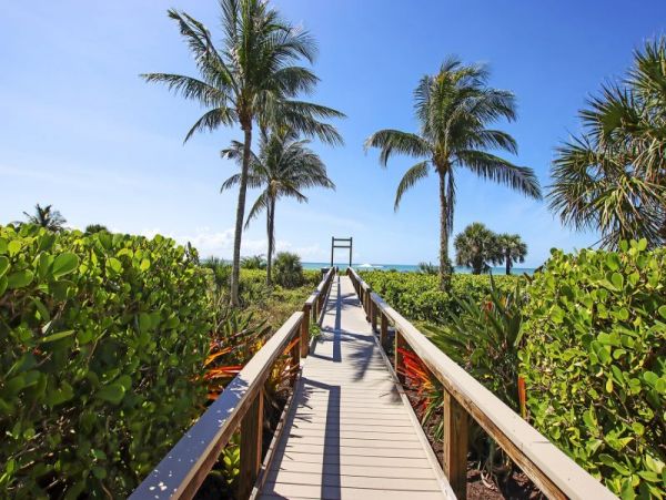 Three Bedroom Beach Condo in Sanibel Sleeps 6 Guests
