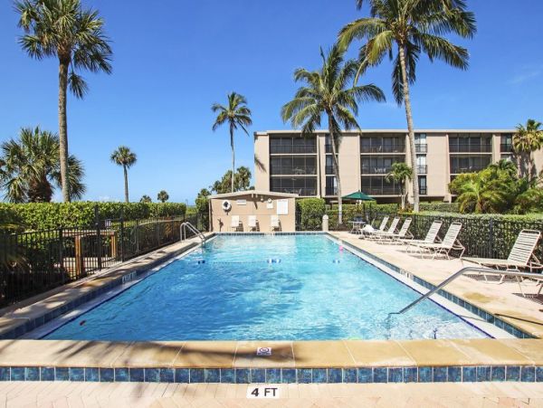 Three Bedroom Beach Condo in Sanibel Sleeps 6 Guests