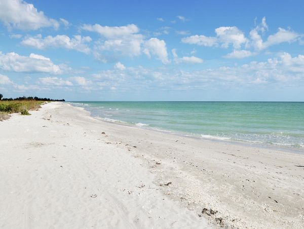 Three Bedroom Beach Condo in Sanibel Sleeps 6 Guests