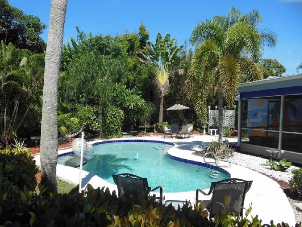 Value Priced Sleeps Eight Pool, BBQ Fun in the Sun!