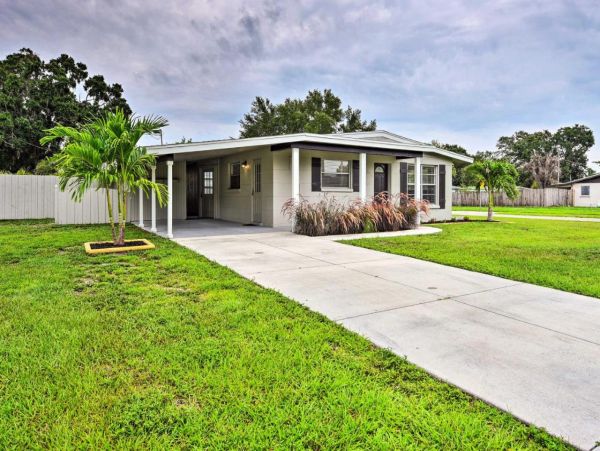Charming 3 Bedroom Home in Sarasota with Private Yard