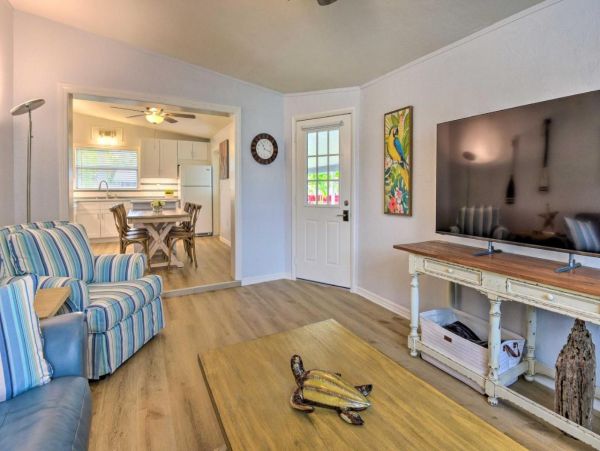 Charming 3 Bedroom Home in Sarasota with Private Yard