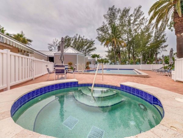 Lovely 2 Bedroom Condo in Longboat Key Sleeps 6
