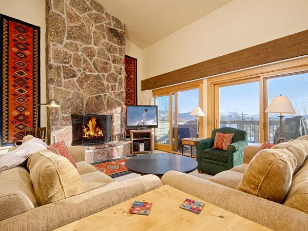 Three Story Townhome Walk to Bars & Dining