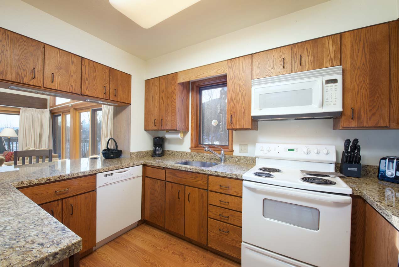 Three Story Townhome Walk to Bars & Dining