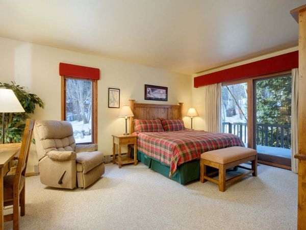 Three Story Townhome Walk to Bars & Dining