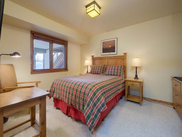 Three Story Townhome Walk to Bars & Dining