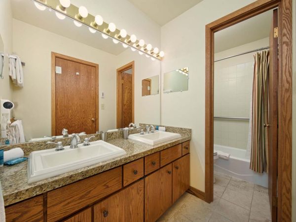 Three Story Townhome Walk to Bars & Dining