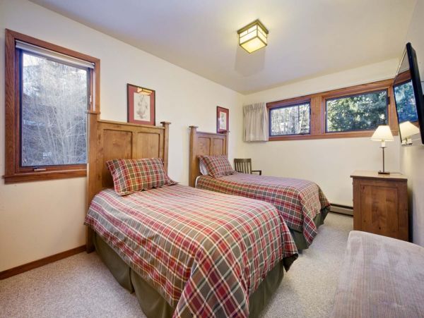 Three Story Townhome Walk to Bars & Dining