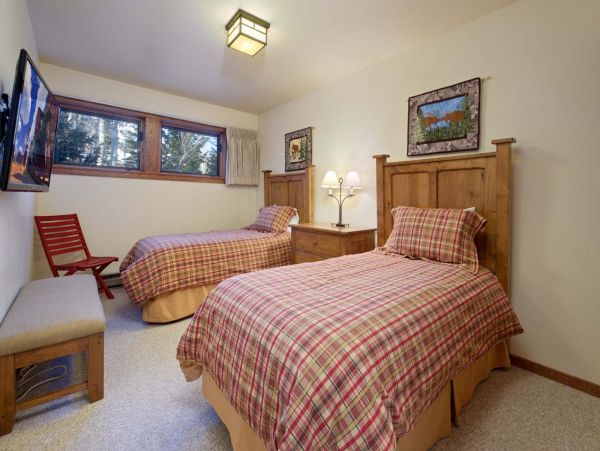 Three Story Townhome Walk to Bars & Dining