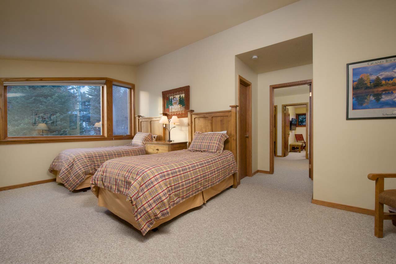 Three Story Townhome Walk to Bars & Dining