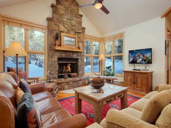 Slopeside Location with lift access to base