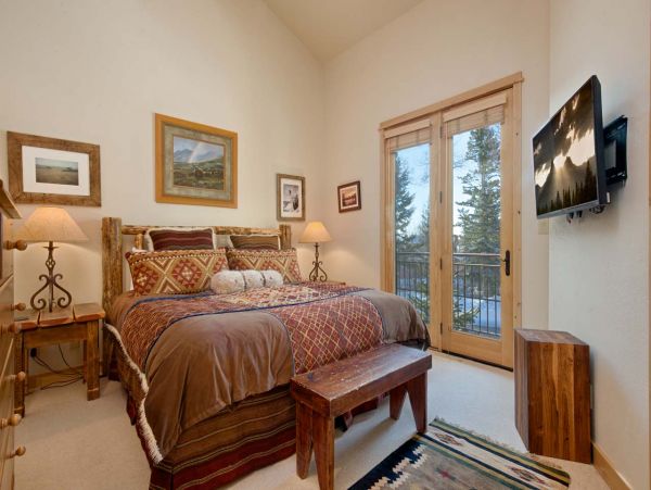 Slopeside Location with lift access to base