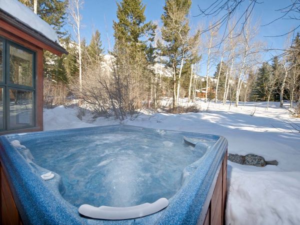 Slopeside Location with lift access to base